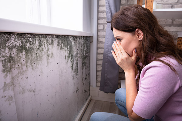 Geschokte Vrouw Die Vorm Op Muur Bekijkt